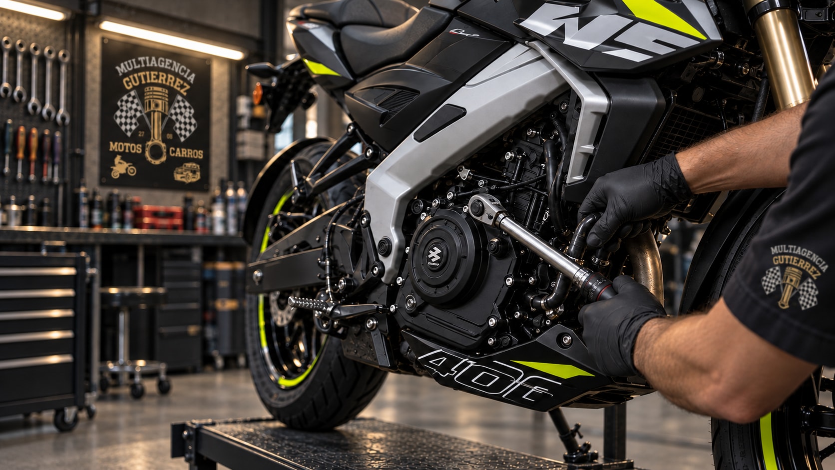 Luz cálida sobre las motos y herramientas del taller